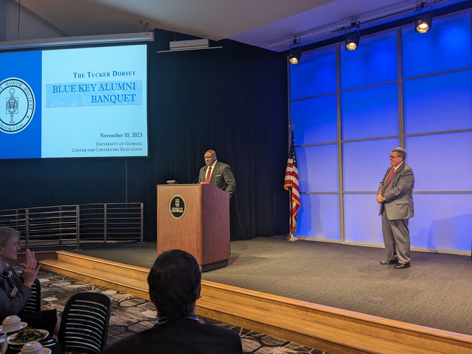 Greg Robinson shares remarks at the Blue Key Alumni Banquet, President Morehead at right