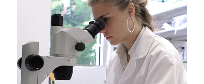 woman using microscope, photo