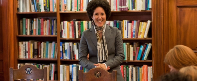 photo woman in front of book shelves